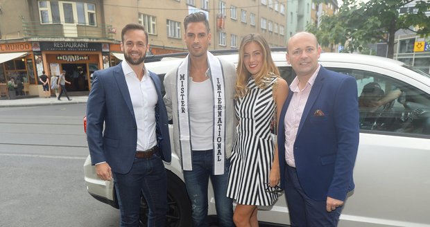 Nejkrásnějšího muže světa v Praze přivítala Česká Miss Andrea Bezděková, Muž roku Jakub Kraus a organizátor soutěže David Novotný.