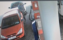 Drama u benzinky: Šílený řidič útočil mačetou! A zavolal na sebe policii...