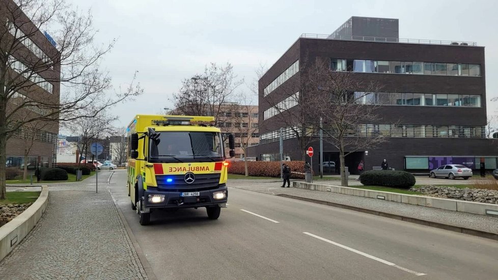 Policie zadržela v pondělí ráno muže s pistolí, který vtrhl do kancelářské budovy v brněnské Holandské ulici.