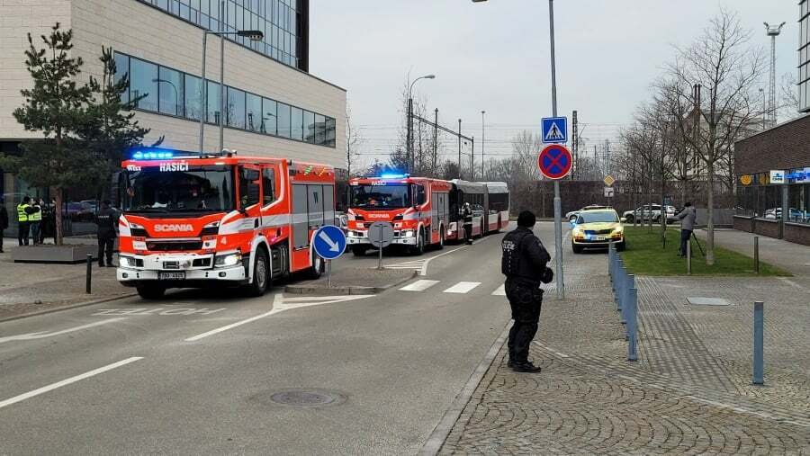 Policie zadržela v pondělí ráno muže s pistolí, který vtrhl do kancelářské budovy v brněnské Holandské ulici.