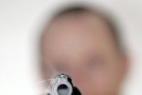 Nevěra na Domažlicku skončila přestřelkou: Muž trefil soka gumovým projektilem do břicha