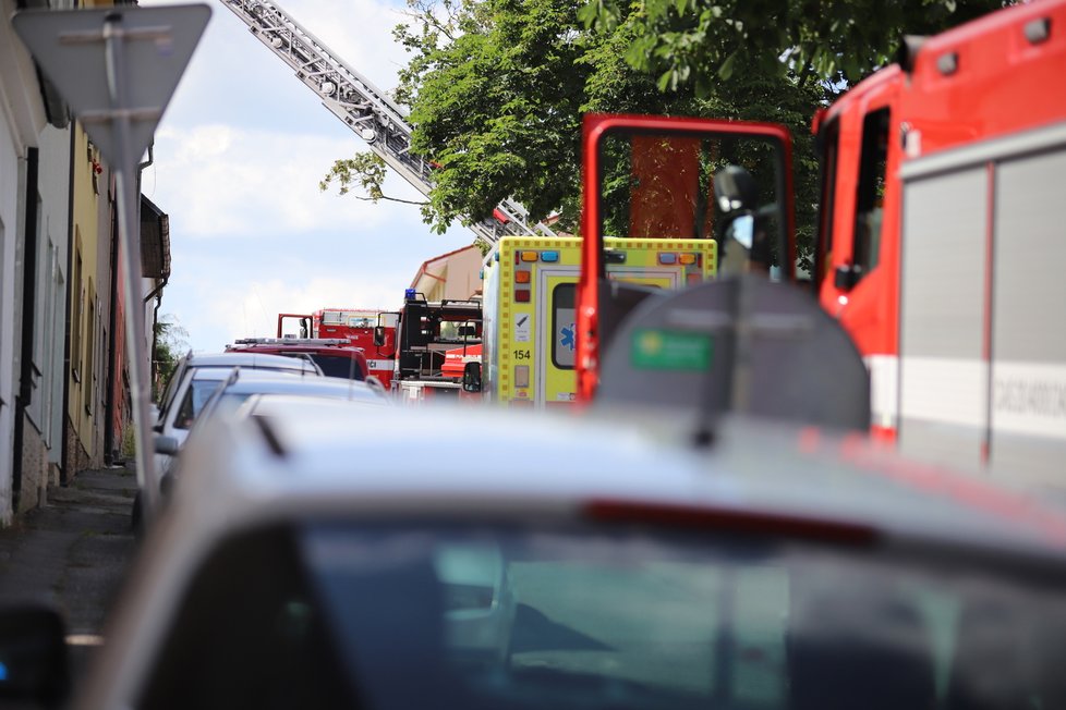 Muž v Malešicích běhal po střeše domu a odmítal slézt, na místě zasahovali policisté i hasiči.