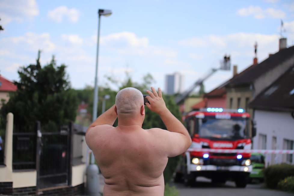 Muž na střeše v Malešicích odmítal několik hodin slézt dolů.