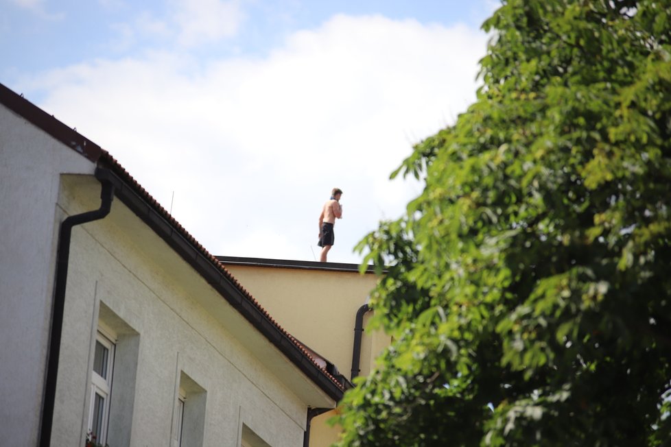 Muž na střeše v Malešicích odmítal několik hodin slézt dolů.