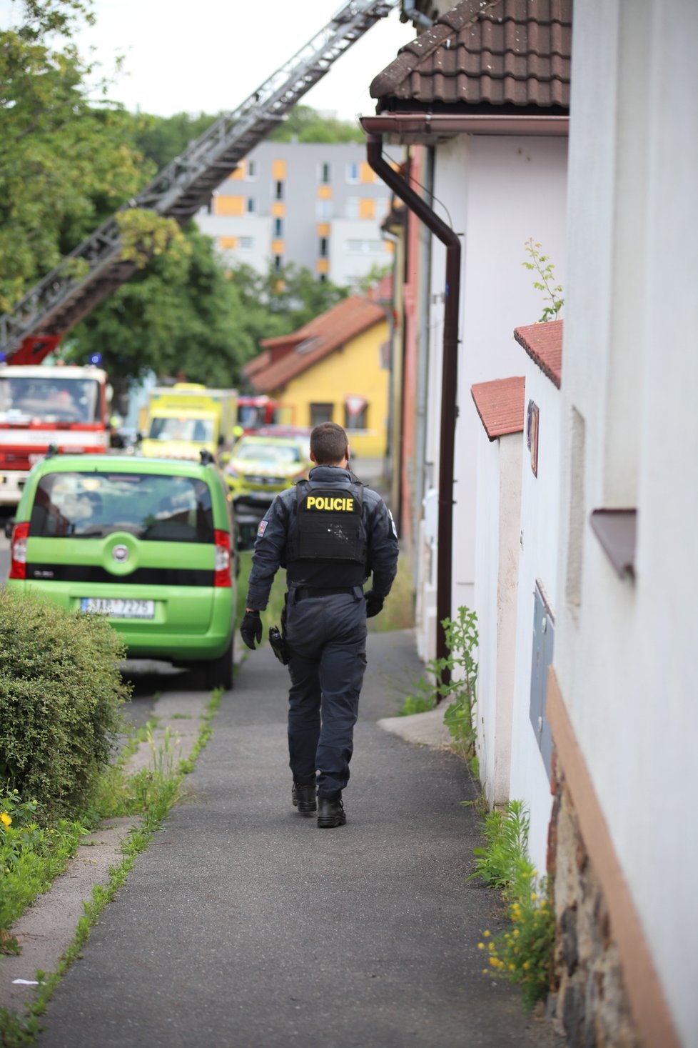 Muž v Malešicích běhal po střeše domu a odmítal slézt, na místě zasahovali policisté i hasiči.