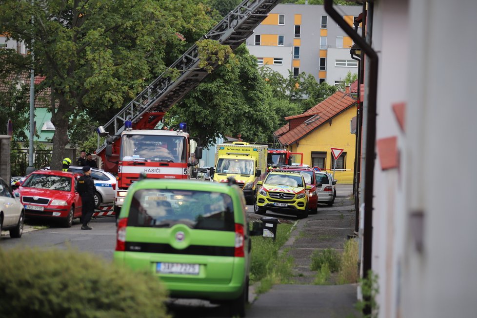 Muž v Malešicích běhal po střeše domu a odmítal slézt, na místě zasahovali policisté i hasiči.