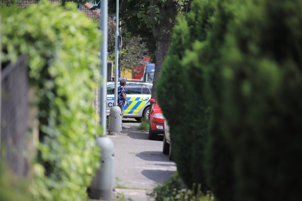 Muž v Malešicích běhal po střeše domu a odmítal slézt, na místě zasahovali policisté i hasiči.