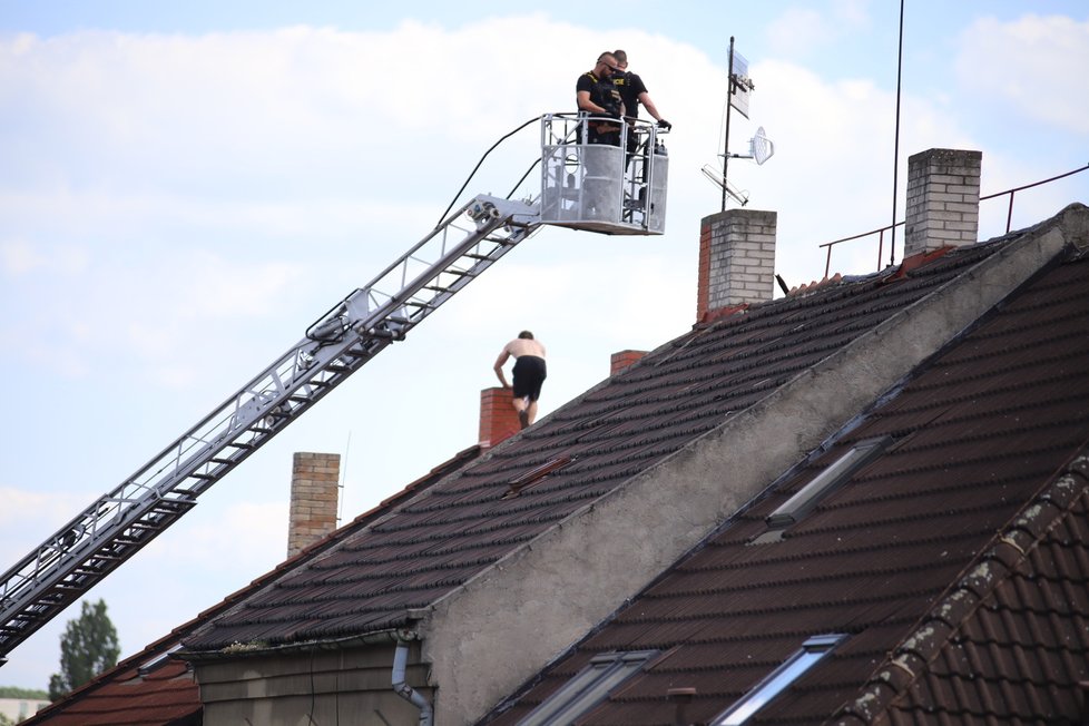 Muž na střeše v Malešicích odmítal několik hodin slézt dolů.