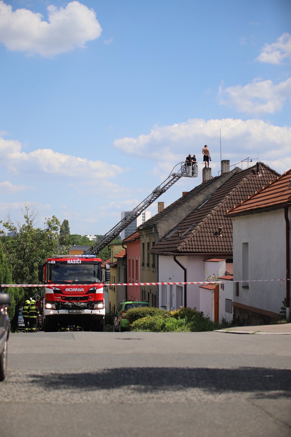 Muž na střeše v Malešicích odmítal několik hodin slézt dolů.