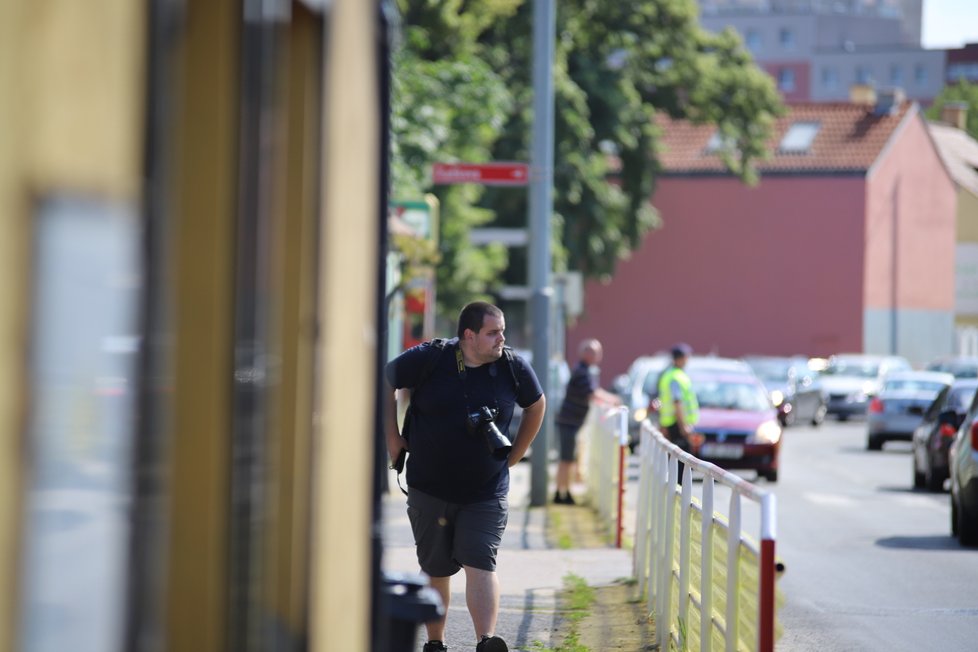 Muž v Malešicích běhal po střeše domu a odmítal slézt, na místě zasahovali policisté i hasiči.