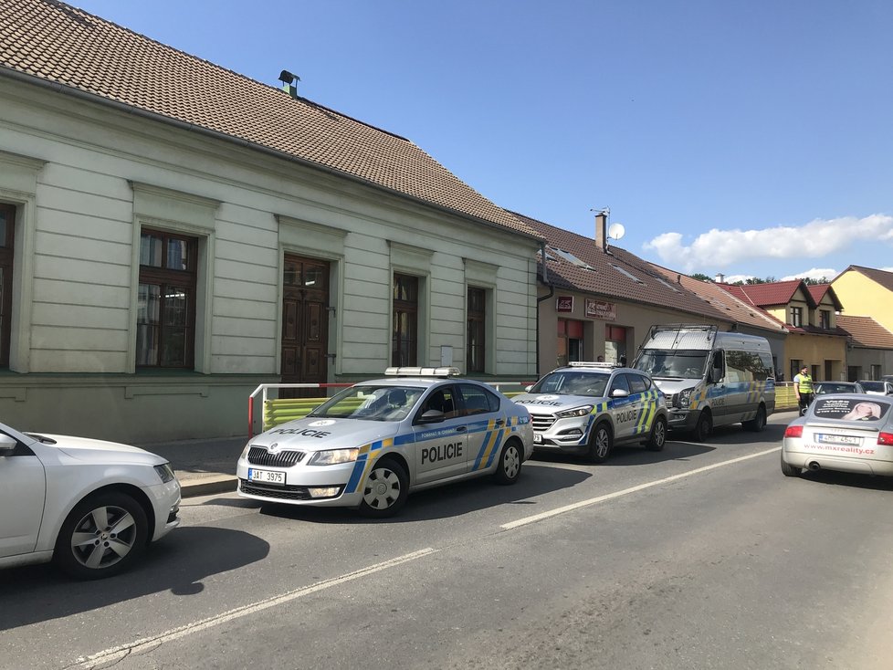 Muž v Malešicích běhal po střeše domu a odmítal slézt, na místě zasahovali policisté i hasiči.