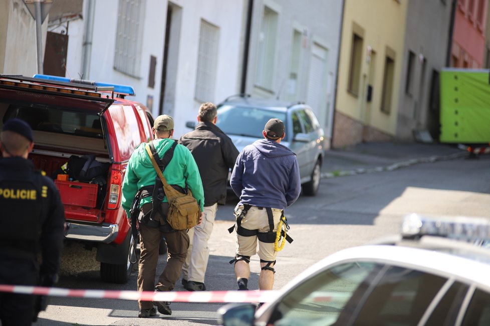 Muž na střeše v Malešicích odmítal několik hodin slézt dolů.