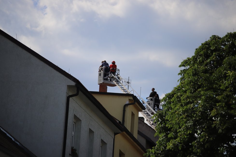 Muž na střeše v Malešicích odmítal několik hodin slézt dolů.