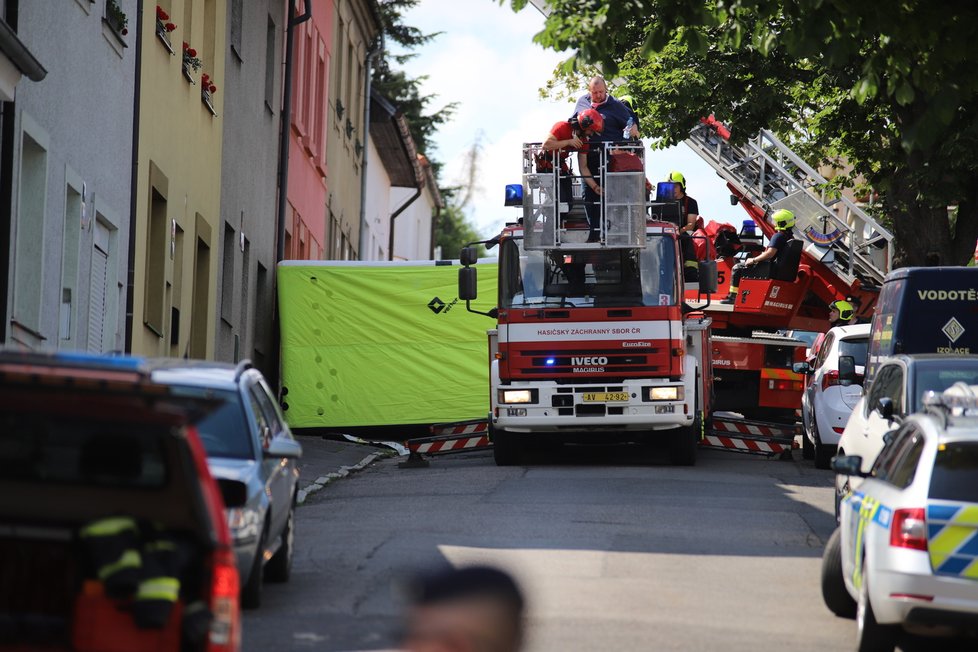 Muž v Malešicích běhal po střeše domu a odmítal slézt, na místě zasahovali policisté i hasiči.