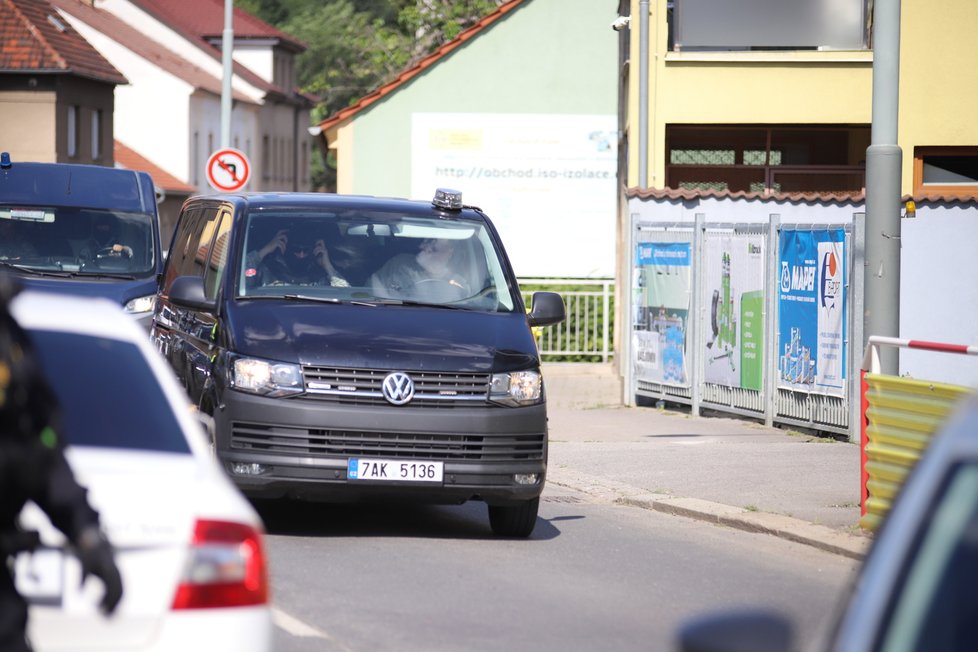 Muž v Malešicích běhal po střeše domu a odmítal slézt, na místě zasahovali policisté i hasiči.