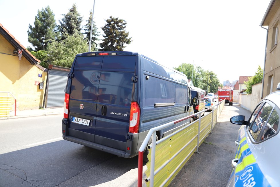 Muž na střeše v Malešicích odmítal několik hodin slézt dolů.