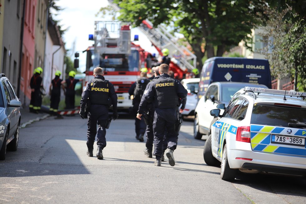 Muž v Malešicích běhal po střeše domu a odmítal slézt, na místě zasahovali policisté i hasiči.