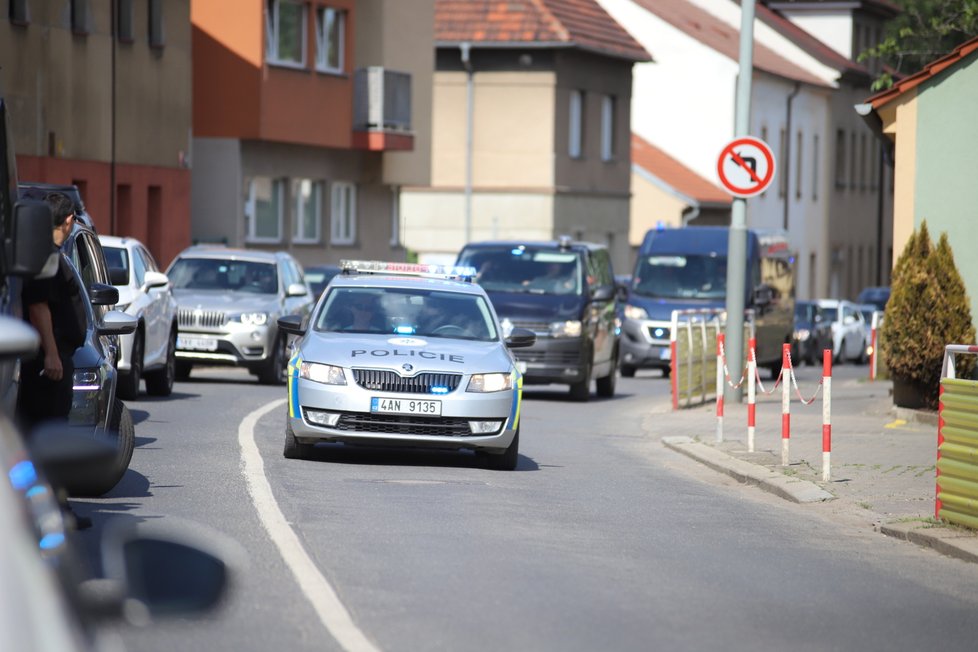 Muž v Malešicích běhal po střeše domu a odmítal slézt, na místě zasahovali policisté i hasiči.