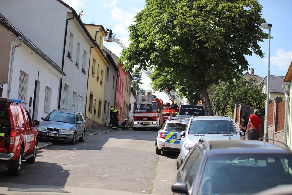 Muž v Malešicích běhal po střeše domu a odmítal slézt, na místě zasahovali policisté i hasiči.