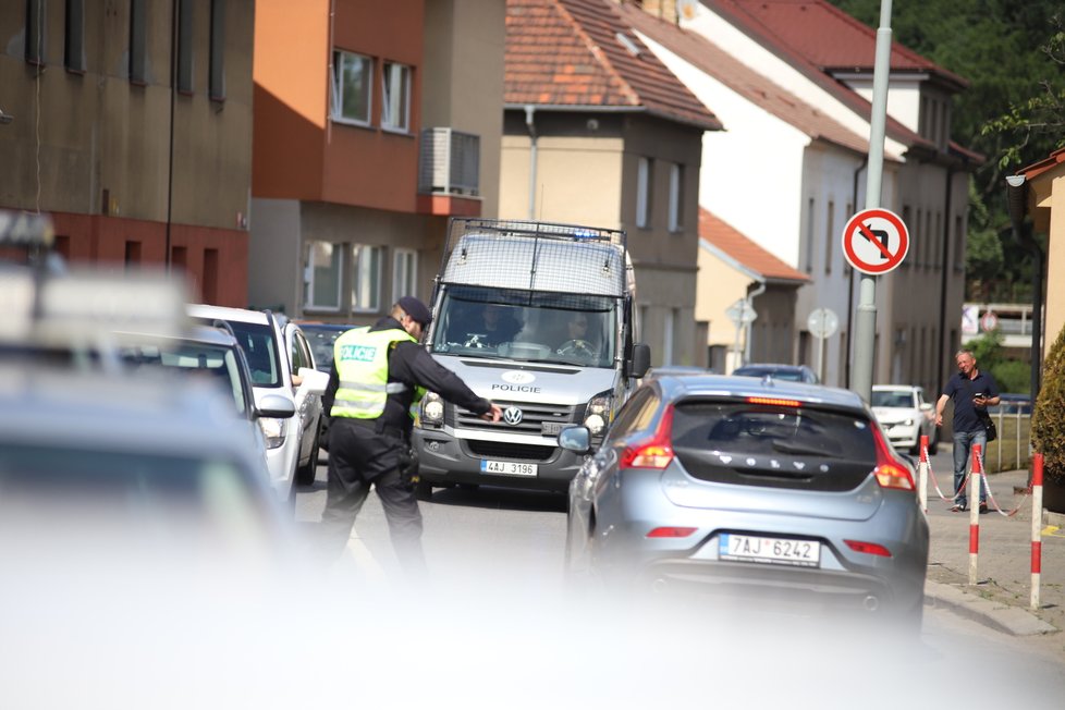 Muž na střeše v Malešicích odmítal několik hodin slézt dolů.