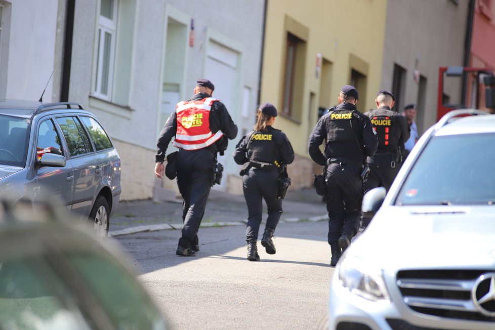 Muž v Malešicích běhal po střeše domu a odmítal slézt, na místě zasahovali policisté i hasiči.