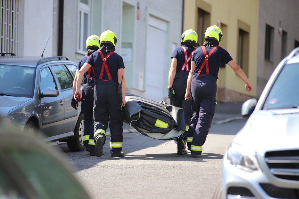 Muž v Malešicích běhal po střeše domu a odmítal slézt, na místě zasahovali policisté i hasiči.