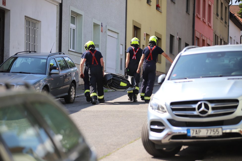 Muž na střeše v Malešicích odmítal několik hodin slézt dolů.