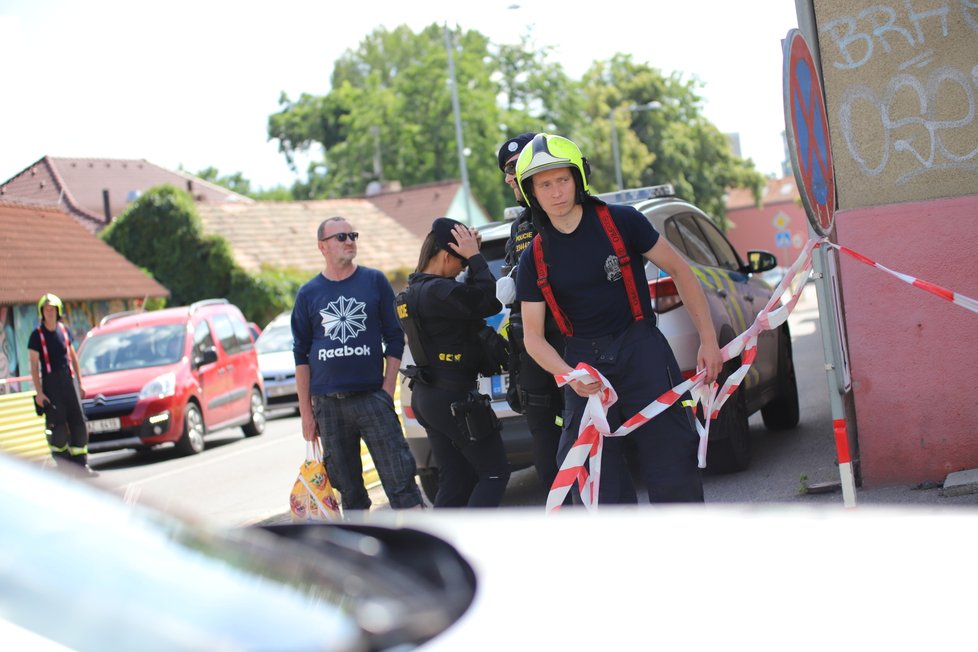 Muž na střeše v Malešicích odmítal několik hodin slézt dolů.