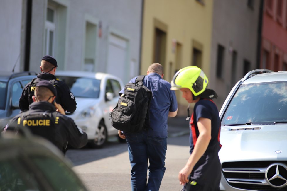 Muž v Malešicích běhal po střeše domu a odmítal slézt, na místě zasahovali policisté i hasiči.