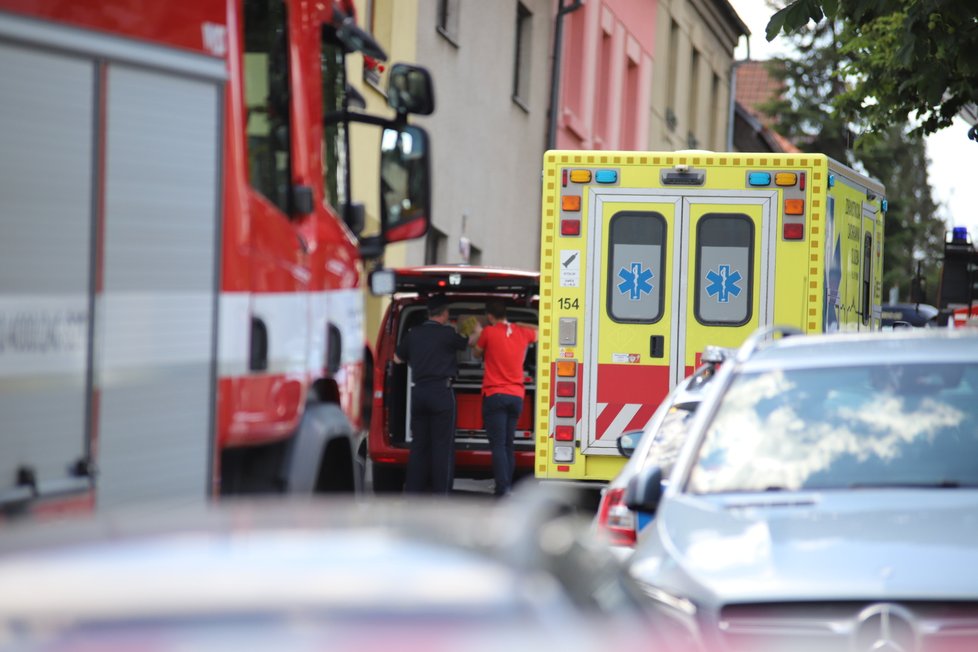 Muž v Malešicích běhal po střeše domu a odmítal slézt, na místě zasahovali policisté i hasiči.