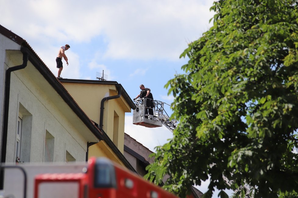 Muž na střeše v Malešicích odmítal několik hodin slézt dolů.