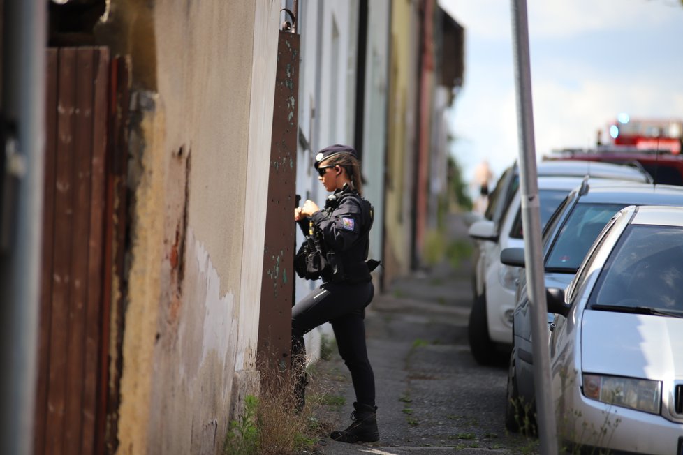 Muž v Malešicích běhal po střeše domu a odmítal slézt, na místě zasahovali policisté i hasiči.