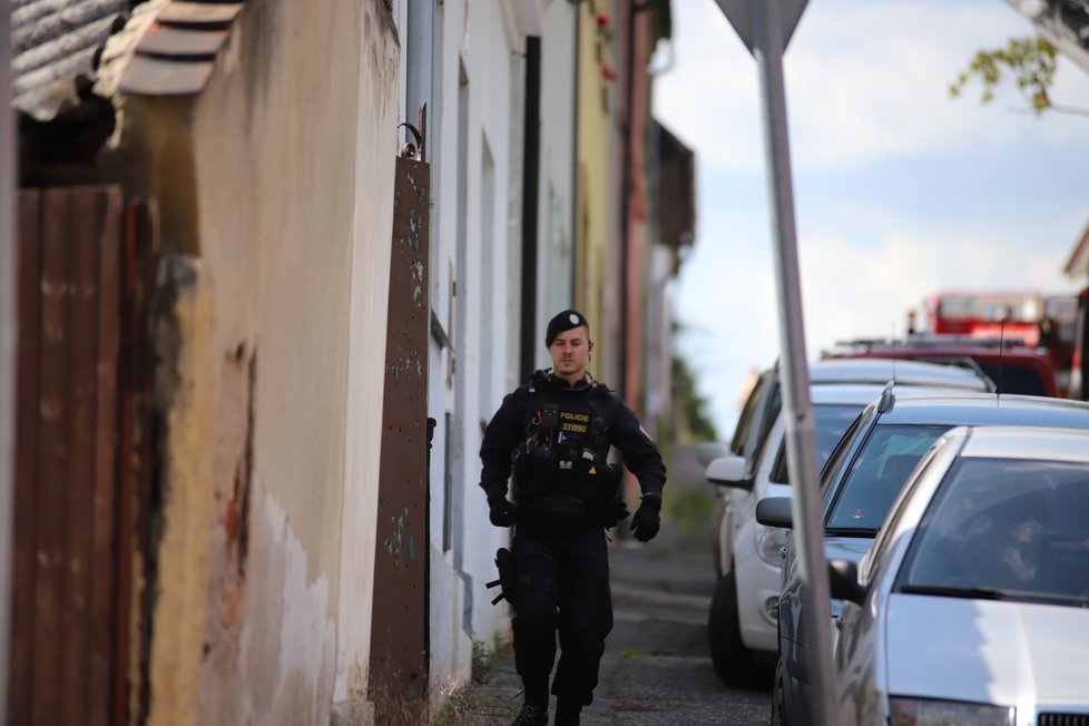 Muž v Malešicích běhal po střeše domu a odmítal slézt, na místě zasahovali policisté i hasiči.