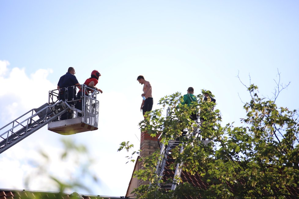 Muž na střeše v Malešicích: Už několik hodin odmítá slézt, na místě zasahuje policejní vyjednavač. (23. června 2020)