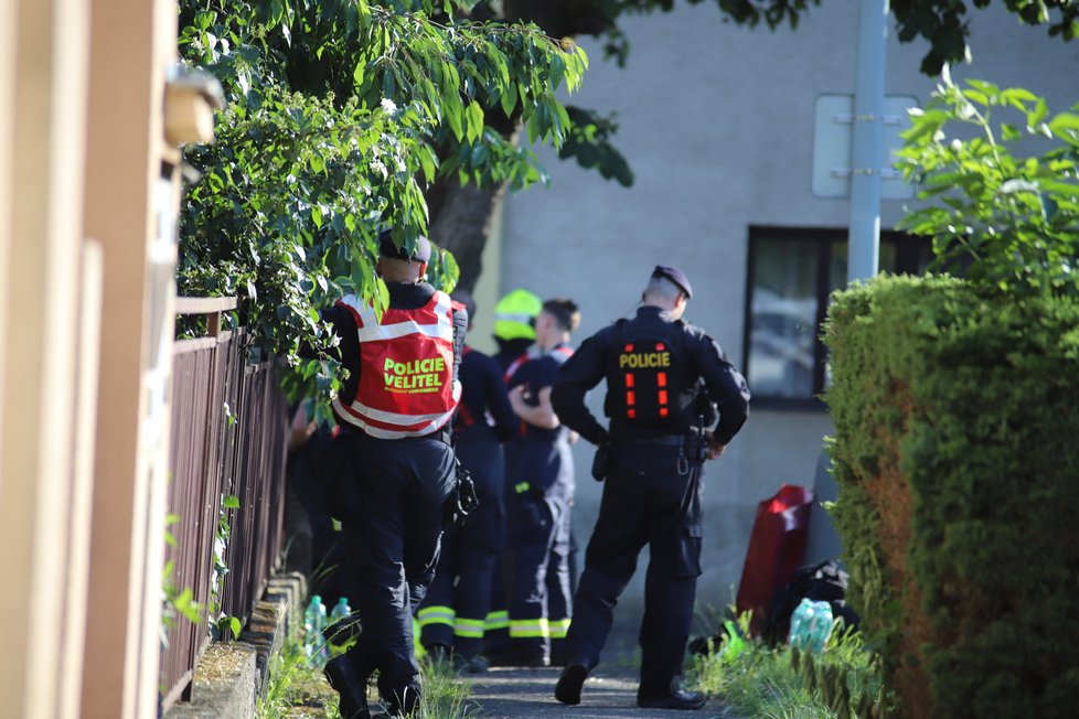 Muž v Malešicích běhal po střeše domu a odmítal slézt, na místě zasahovali policisté i hasiči.