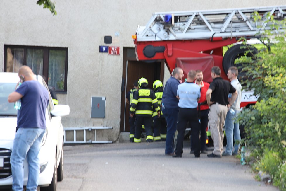 Muž v Malešicích běhal po střeše domu a odmítal slézt, na místě zasahovali policisté i hasiči.