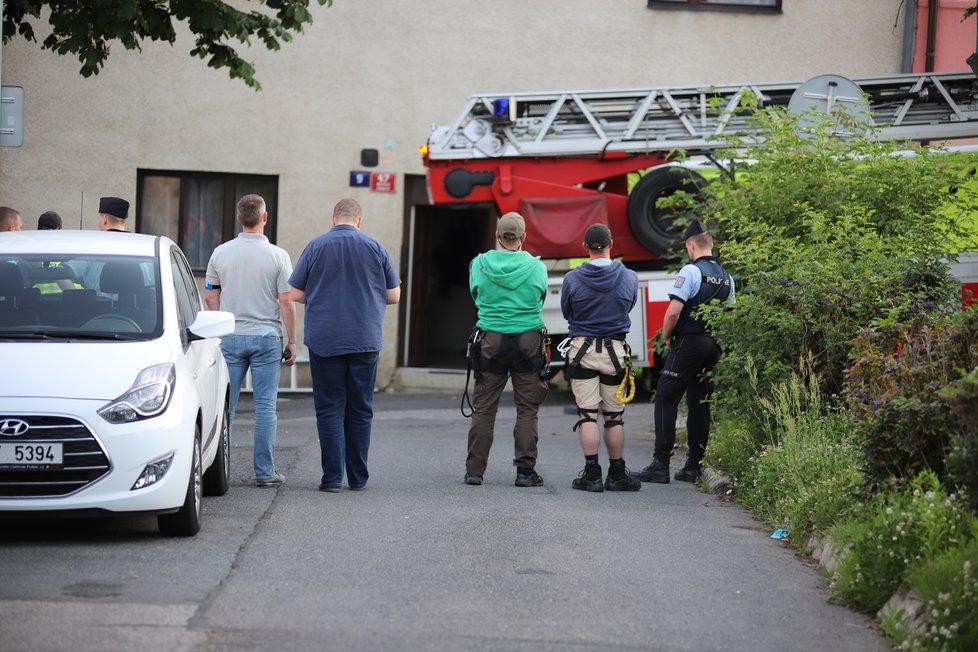 Muž v Malešicích běhal po střeše domu a odmítal slézt, na místě zasahovali policisté i hasiči.