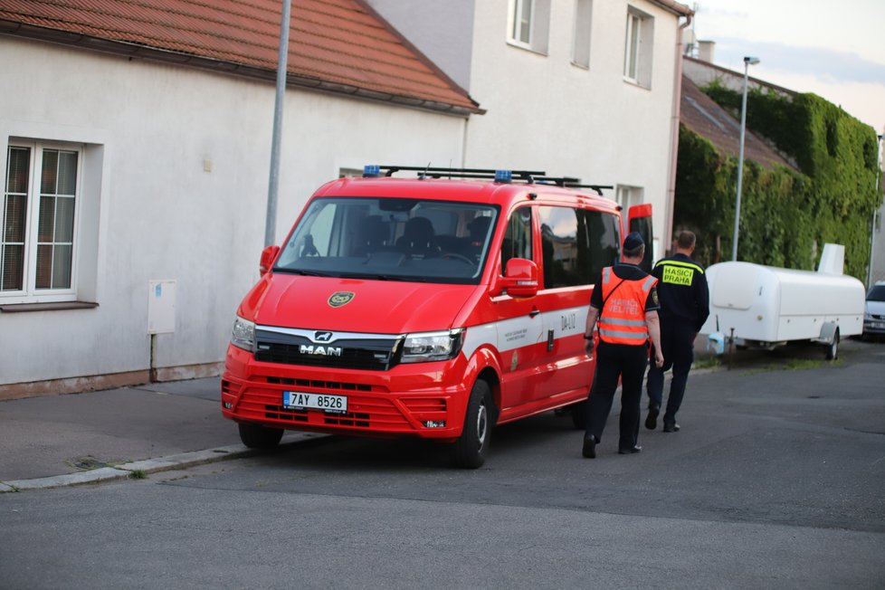 Muž na střeše v Malešicích: Už několik hodin odmítá slézt, na místě zasahuje policejní vyjednavač. (23. června 2020)