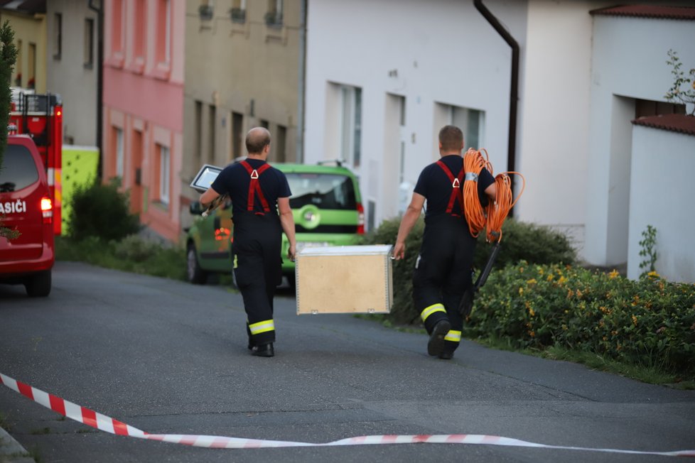 Muž na střeše v Malešicích: Už několik hodin odmítá slézt, na místě zasahuje policejní vyjednavač. (23. června 2020)