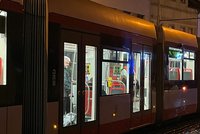 Záhadná smrt v pražské tramvaji?! V jednom z vozů zemřel muž