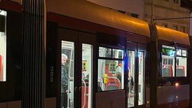 V tramvaji našli mrtvého muže. Podle policie zemřel bez cizího zavinění. (26. ledna 2023)