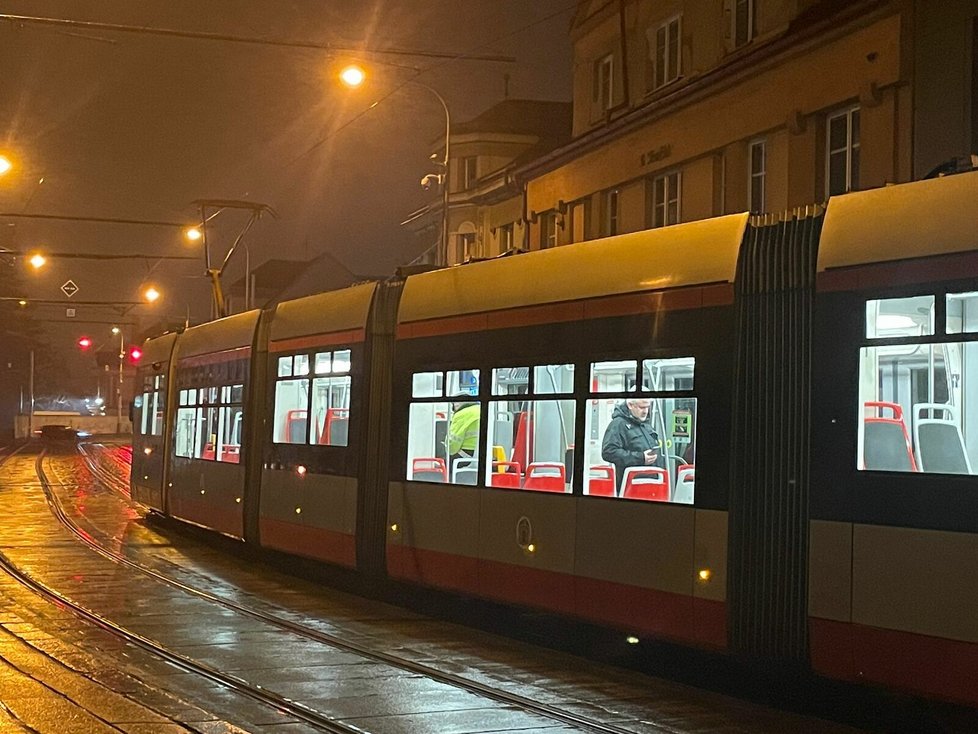 V tramvaji našli mrtvého muže. Podle policie zemřel bez cizího zavinění. (26. ledna 2023)