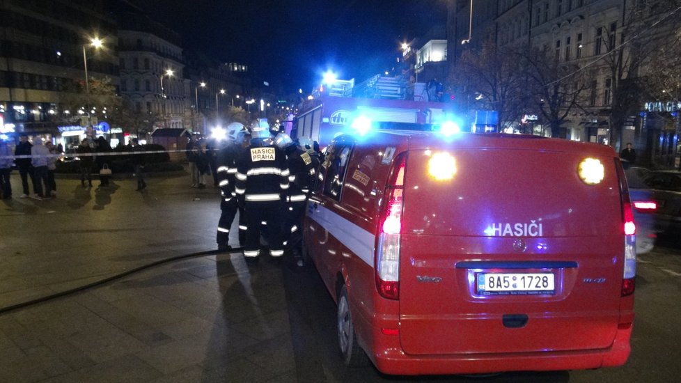 Na Václavském náměstí v Praze se zapálil muž. Na místě zasahovali hasiči, záchranka i policisté.