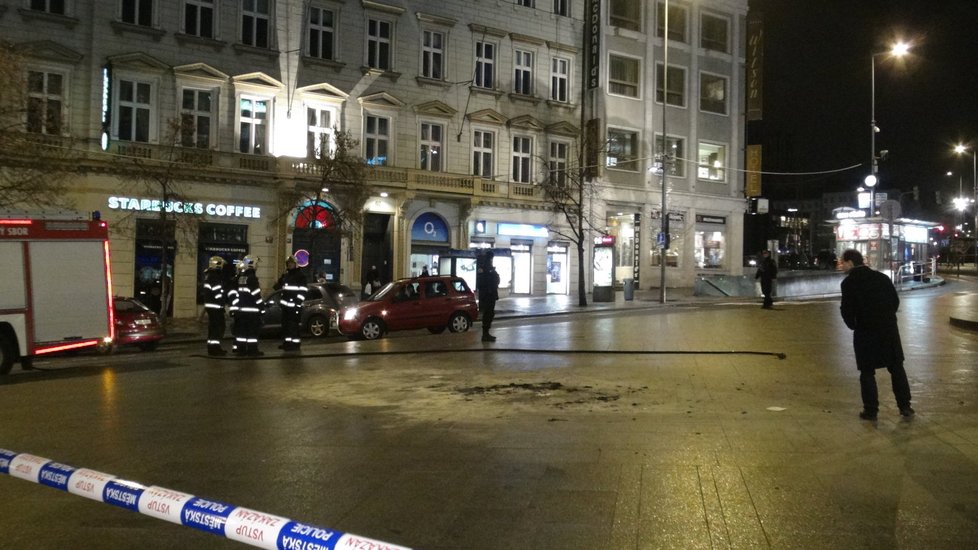 Na Václavském náměstí v Praze se zapálil muž. Na místě zasahovali hasiči, záchranka i policisté