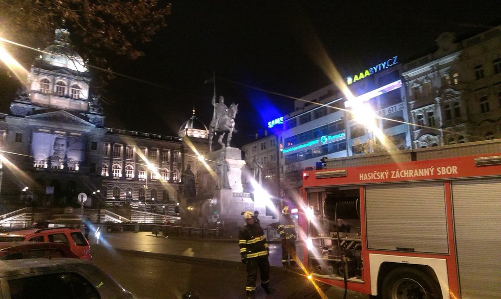 Pokus o sebevraždu na Václaváku: Foto z místa, kde se zapálil 56letý muž z psychiatrické léčebny