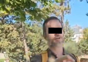 Podivín rasisticky urážel zaměstnankyně Fakultní nemocnice Královské Vinohrady
