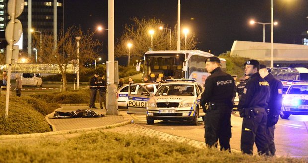 Eskortovaný muž zkolaboval a zemřel kousek od policejní služebny.