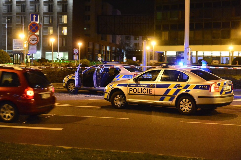 Eskortovaný muž zkolaboval a zemřel kousek od policejní služebny.