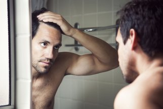 Nadměrné vypadávání vlasů: Někdy pomůže jen odpočinek, jindy je nutná transplantace Nadměrné vypadávání vlasů: Někdy pomůže jen odpočinek, jindy je nutná transplantace