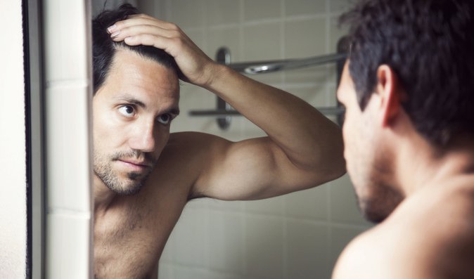 Nadměrné vypadávání vlasů: Někdy pomůže jen odpočinek, jindy je nutná transplantace